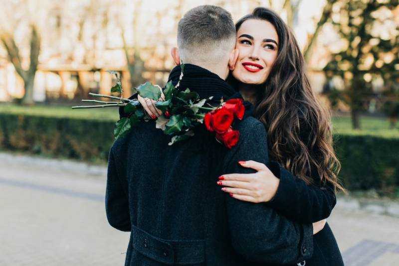 stylish-woman-man-valentines-embracing-in-park