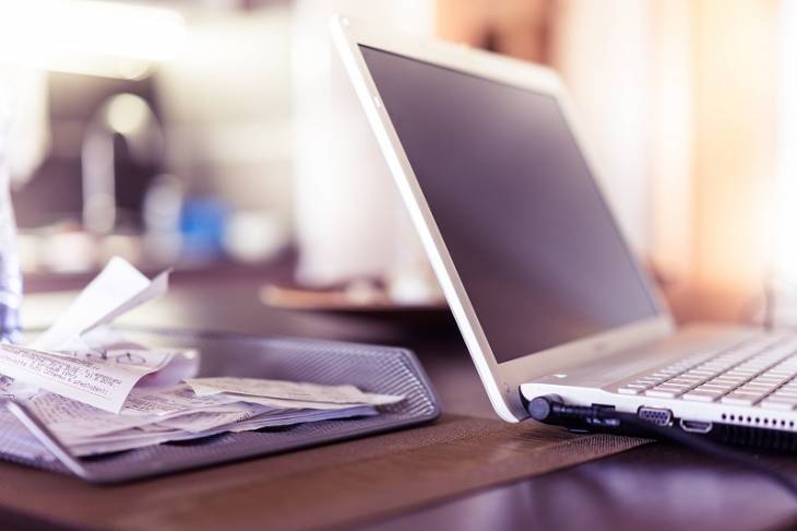laptop-desk-tap-expenses