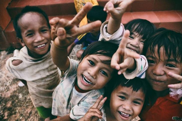 children-smiling-looking-up