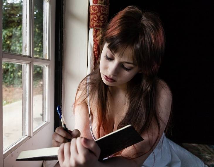 woman-writing-dream-diary-creativite-power-of-dreams