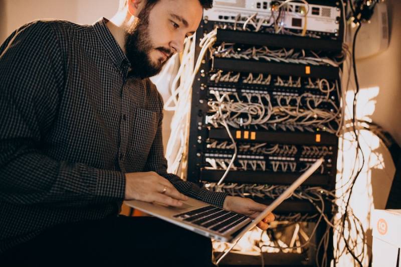 young-it-support-service-man-repairing-computer