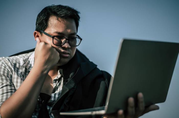 businessman-with-laptop-tech troubles-software-problems-distress-disappointment