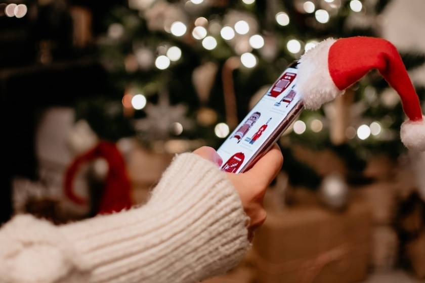 woman-shopping-mobile-christmas-ecommerce-sales-strategy