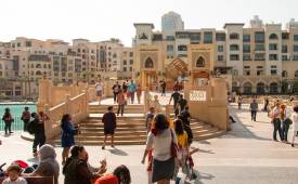 dubai_united_arab_emirates-tourists-outside-walking-hotel