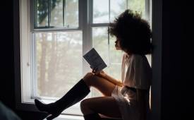 woman-reading-books-on-writing-for-when-you-need-to-be-inspired