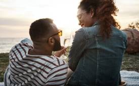 happy-couple-sunset