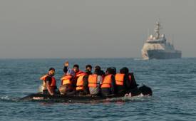 migrants_risk_the_channel_crossing