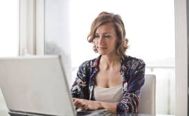 woman_sitted_laptop_typing_writing_daily_habits