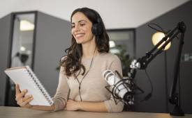 smiley-woman-studio-podcast-show-vs-webinar
