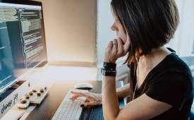 woman-working-on-desktop-developer-flutter-mobile-app-dev