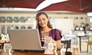 young_female_entrepreneur_laptop_working-online_affiliate_marketing
