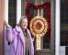 woman-smiling-iceland_prawn_ring_wreath-front-door