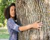 woman-hagging-tree-trunk