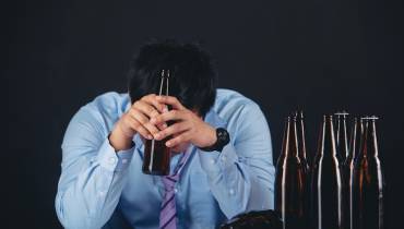 alcoholic-man-with-beer-bottles-workplace-drug-testing