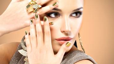 beautiful-fashion-woman-dorning-golden-jewelery-expression