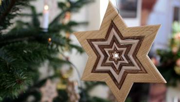Best Christmas Crafts Ideas for Businesses as Handmades Searches Increase 400% 