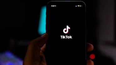 mmy phone randomly goes to google apps to download tiktok