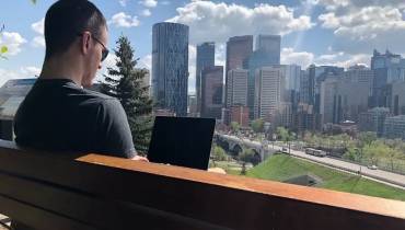 man-freelancer-park-overlooking-city-skyline-land-freelance-writing-clients