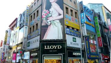 illuminated-advertising-on-city-building