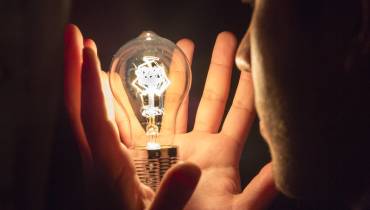 hand_protecting_electric_bulb_innovations-patent_ideas