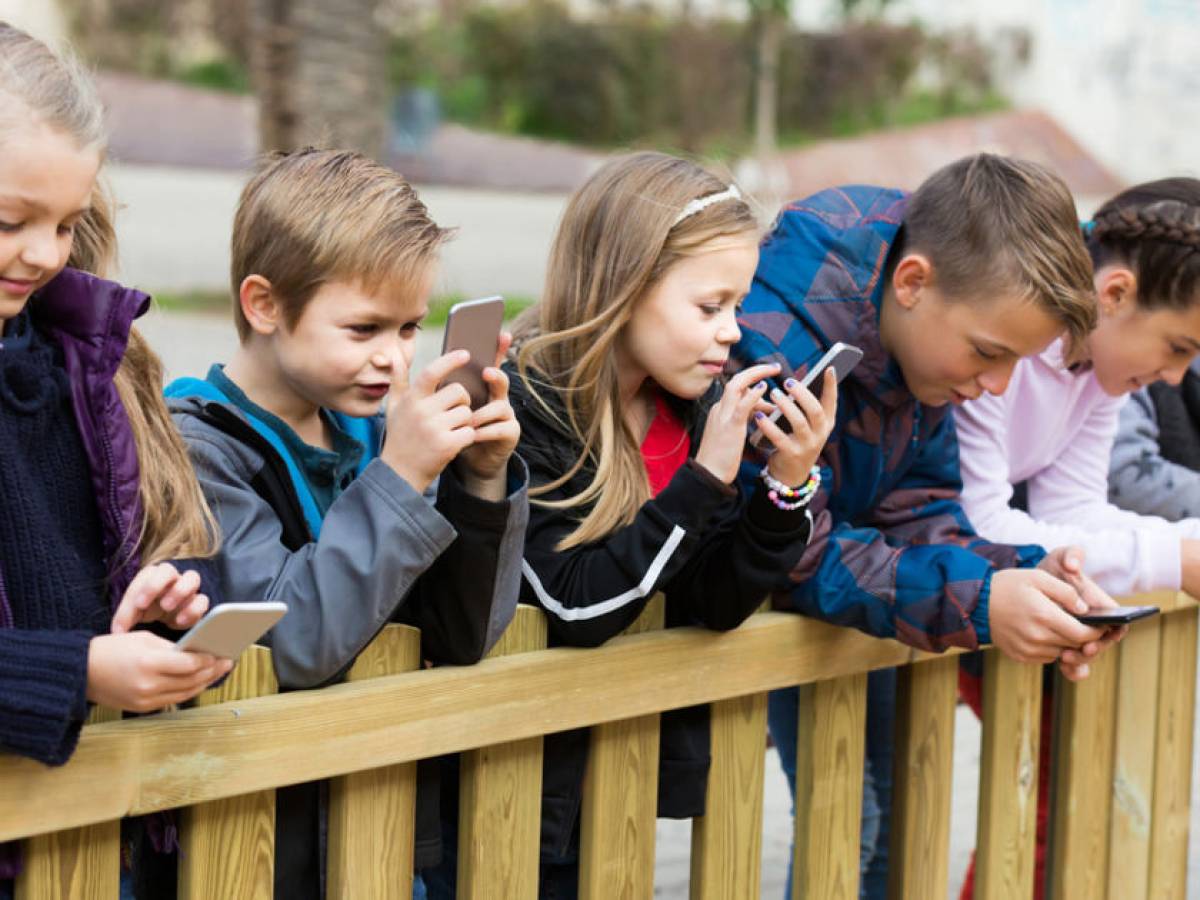 children-checking-their-smartphones-digital-advertisers-harvesting-kids-online-information-for-profits