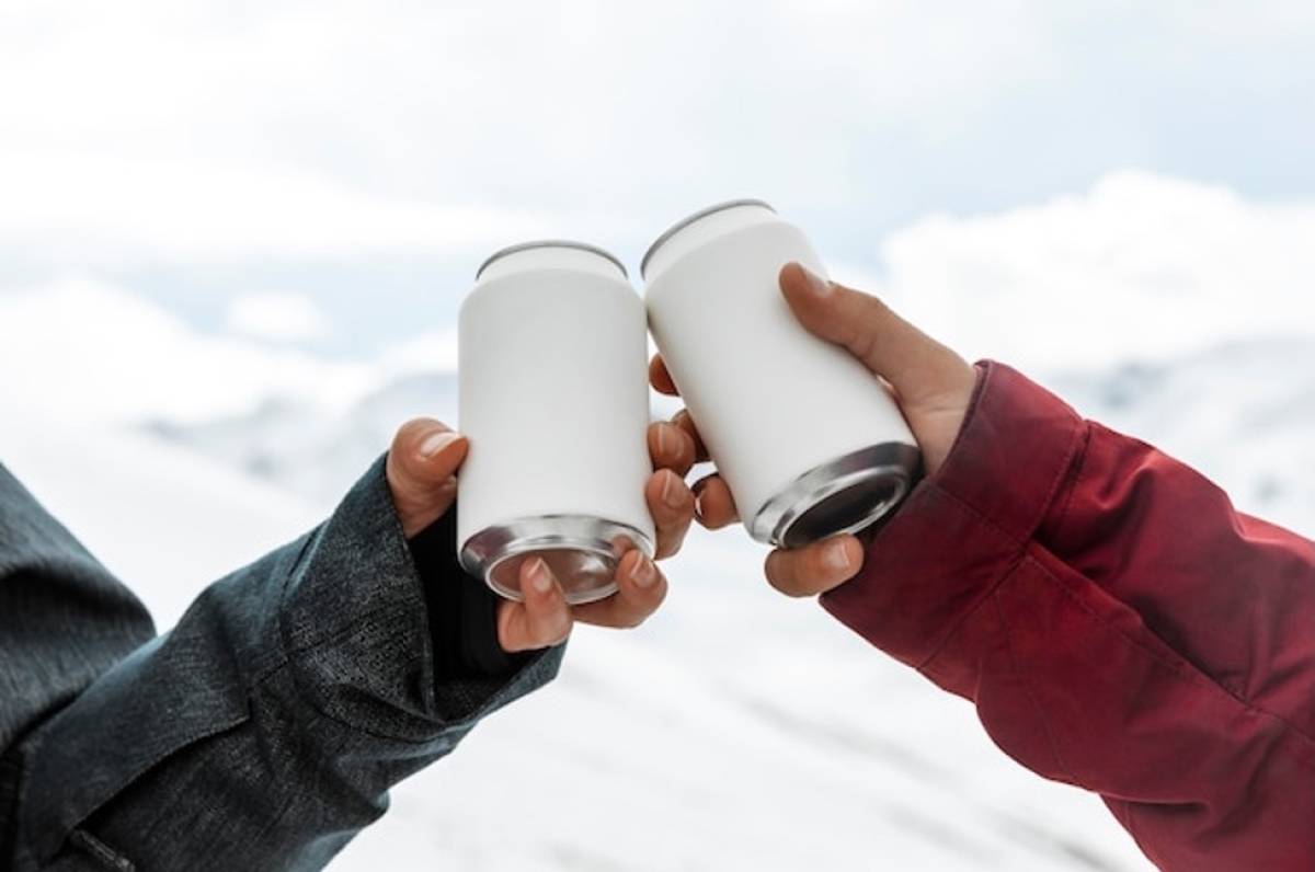 hands_clinking_soda_cans_close_up_stubby_holders