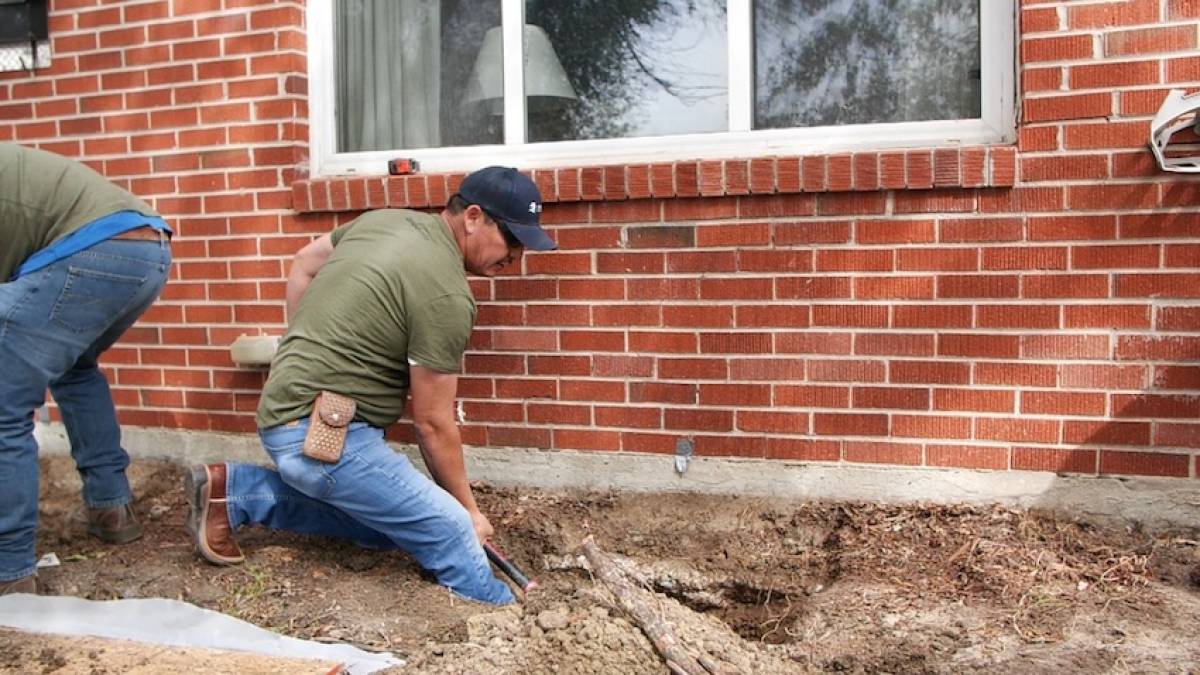 men-digging-foundation-repair-works