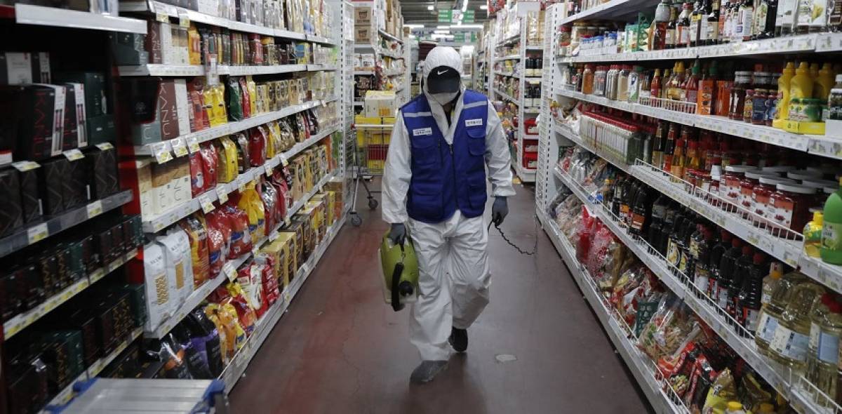 man-protective-gear-disinfection-ailes-supermarket-covid-safety