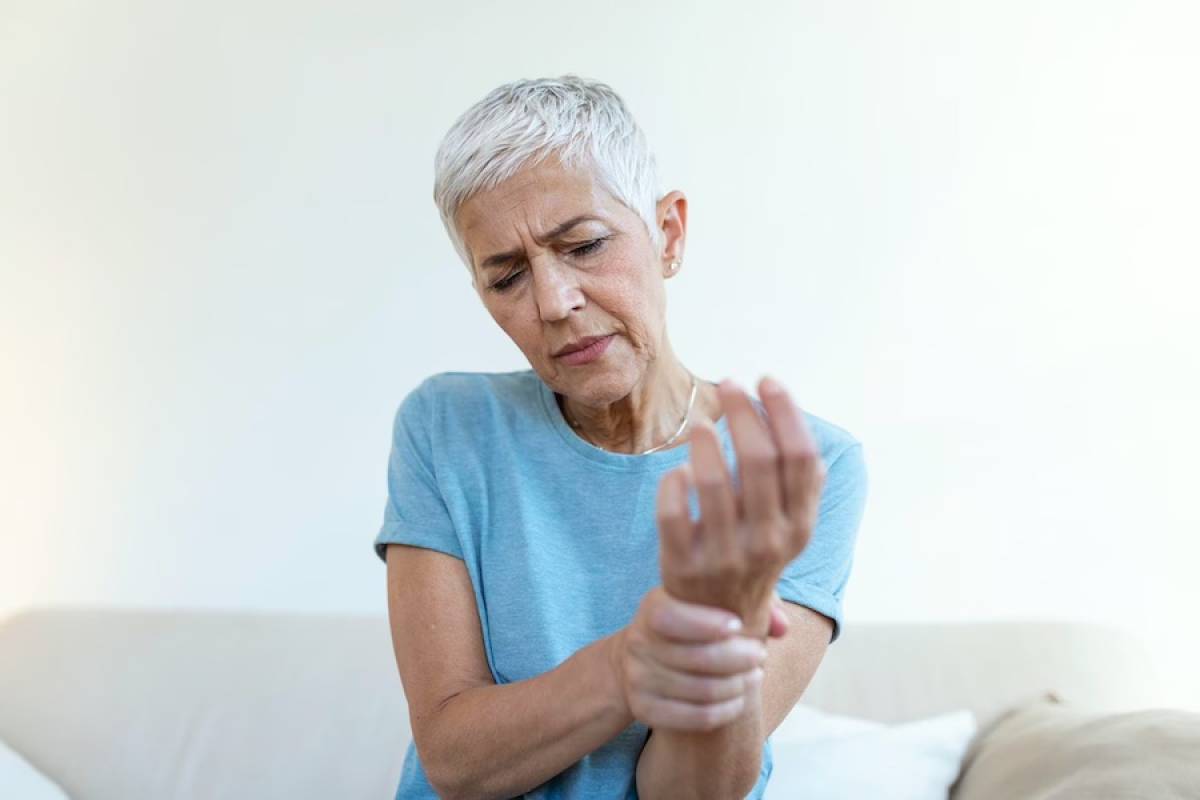 elderly-woman-suffering-from-pain-hand-weak-bones-osteoporosis