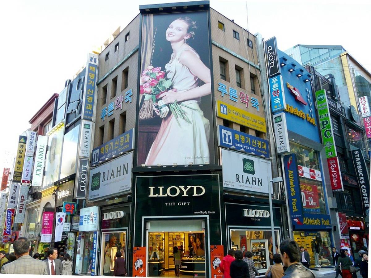 illuminated-advertising-on-city-building