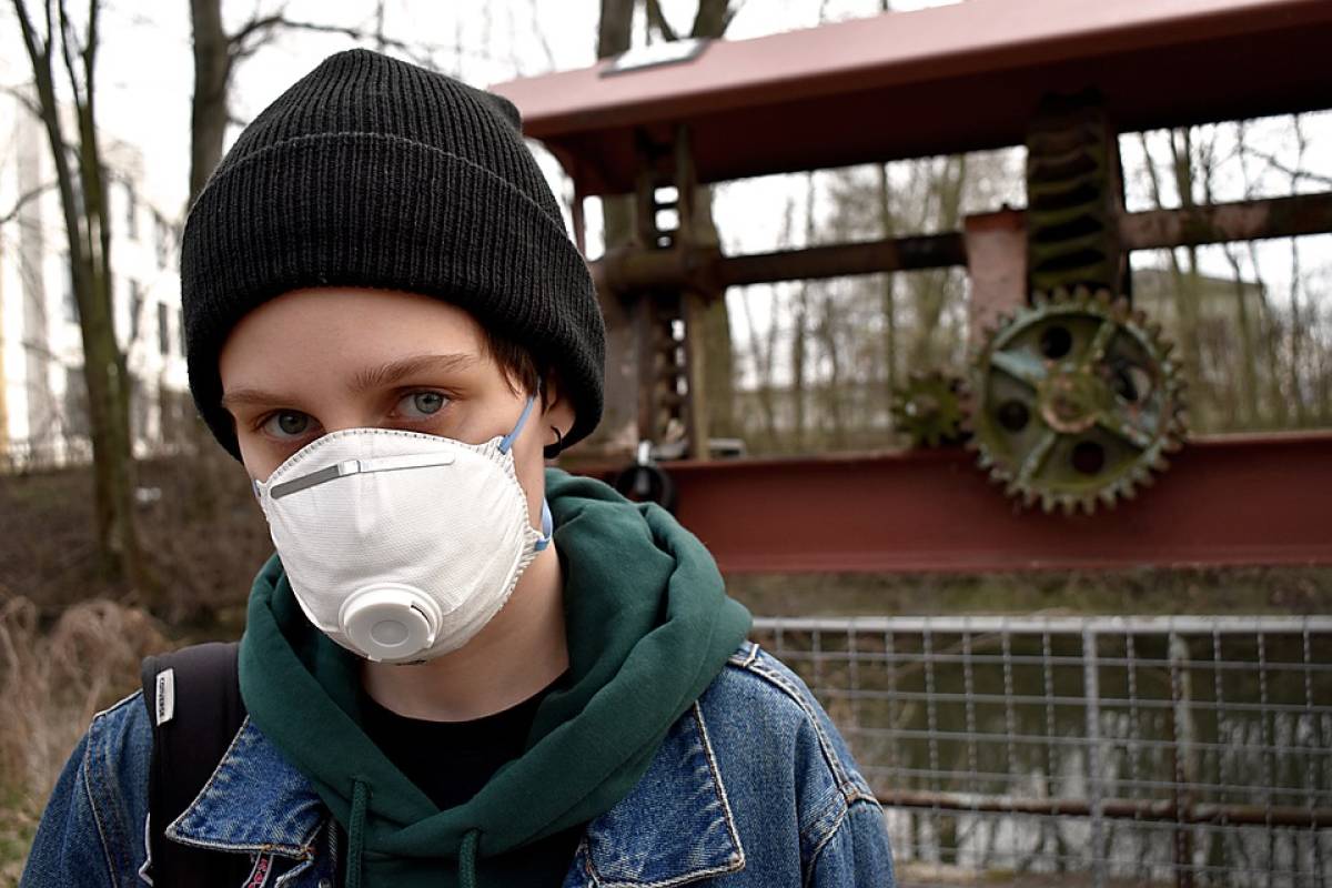 person-wearing-face-mask-right_way_to_breathe_ight_coronavirus