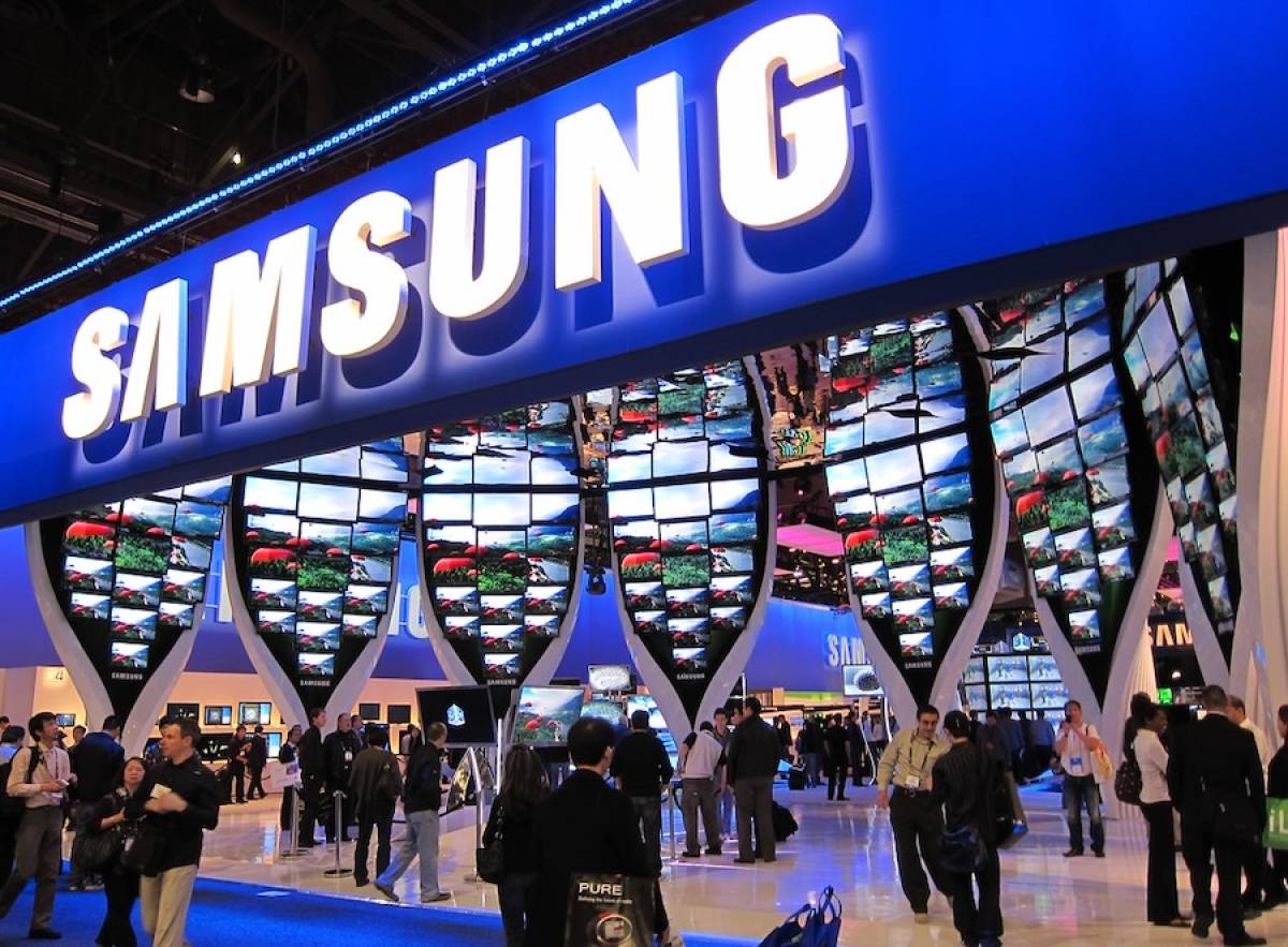 inovative_companies_samsung_expo_people