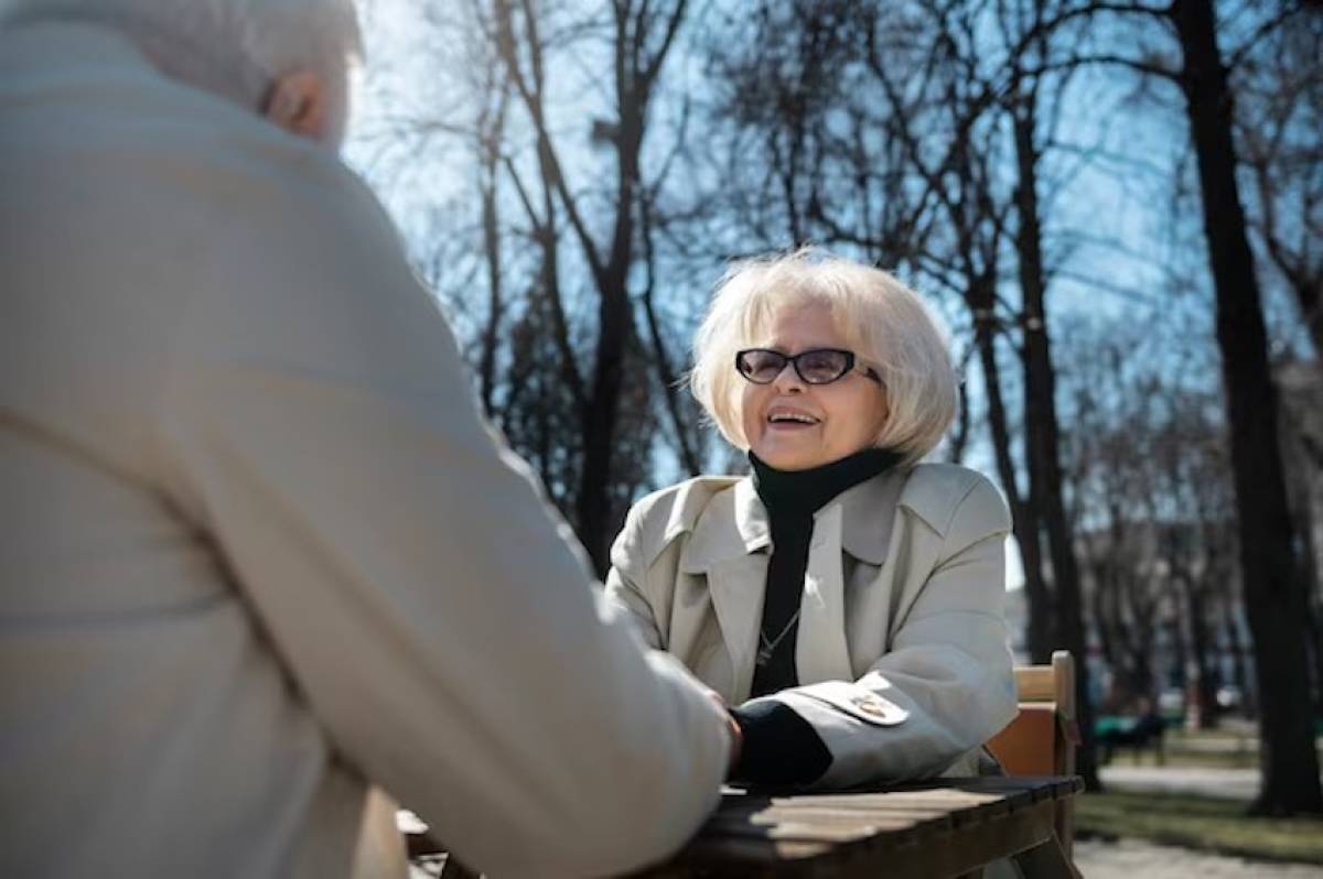 senior-people-holding-hands-side-view-happy