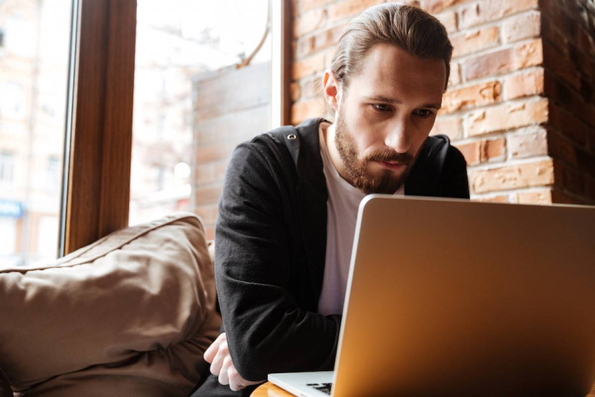 serious-bearded-man-using-laptop-cafe-link-building