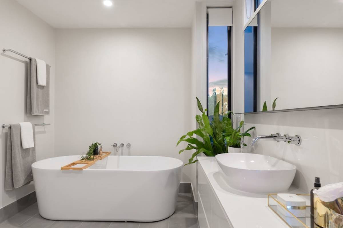 white_ensuite_bathroom_with_stand-alone_bath_tub Image for Most Searched ‘Bathroom Paint’ Is White, But Psychologist Suggests It’s ‘Uninspiring’