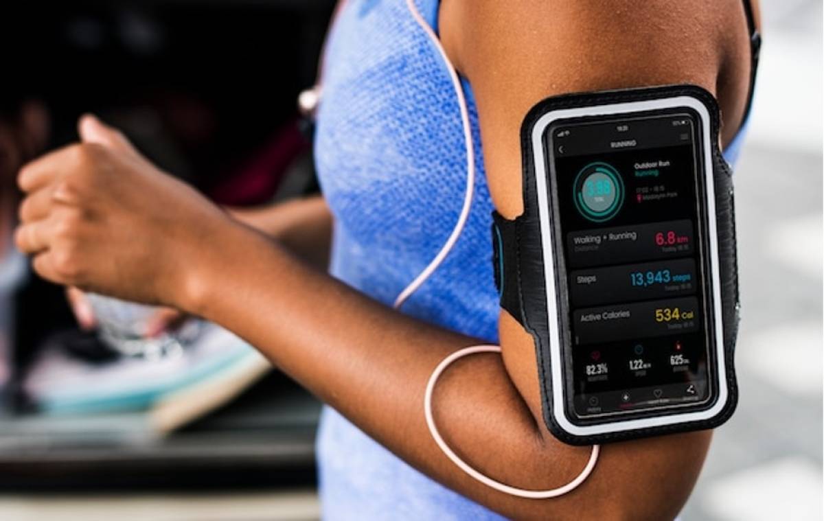 woman exercising while using wearable technology