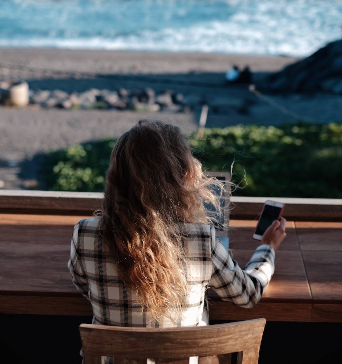 woman-freelancer-working-beachfront