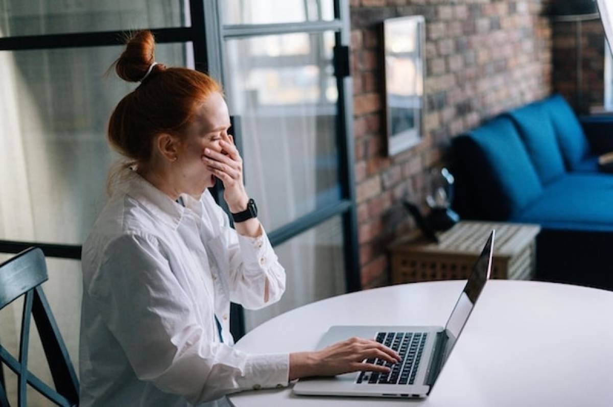 woman-sleepings-while-working