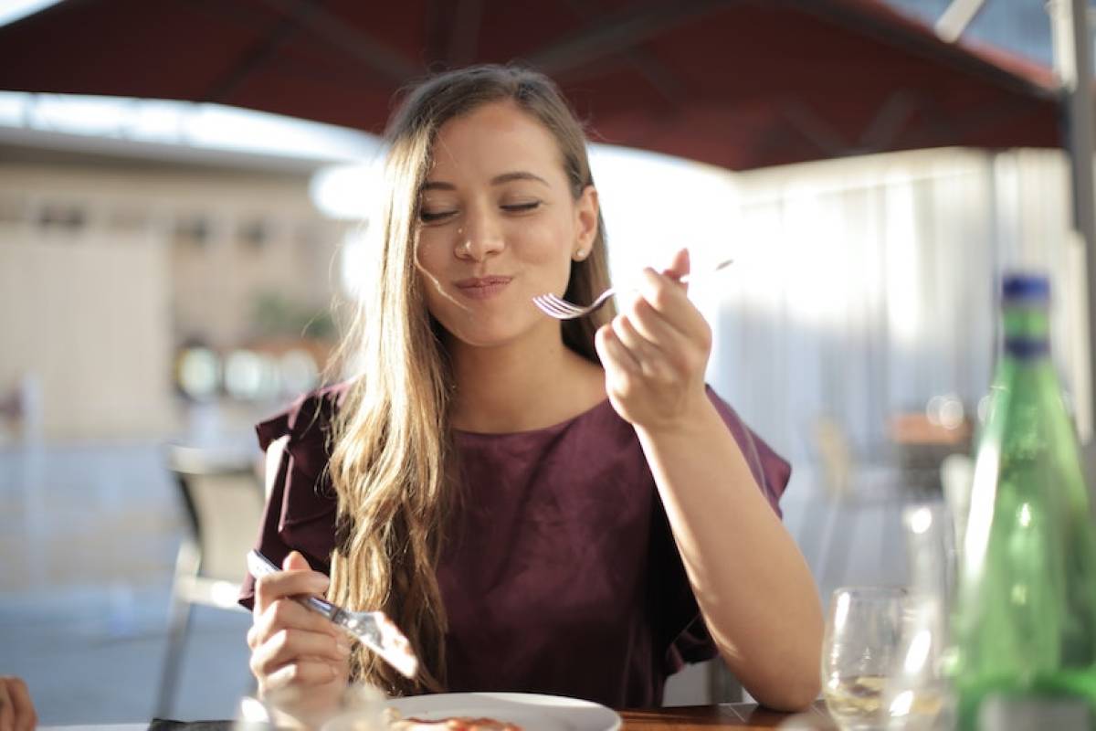 woman_in_purple_top_happy_eating