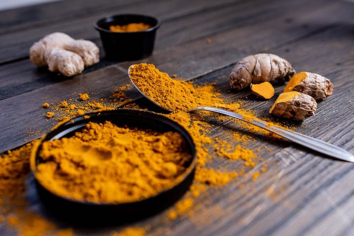 close-up_shot_of_turmeric_powder