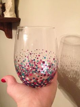 confetti_wine_glasses_with_lights.jpg