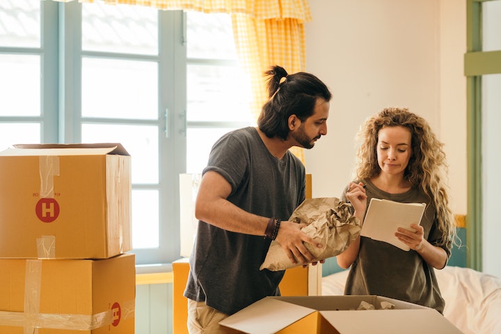 couple_unpacking_boxes_in_new_home