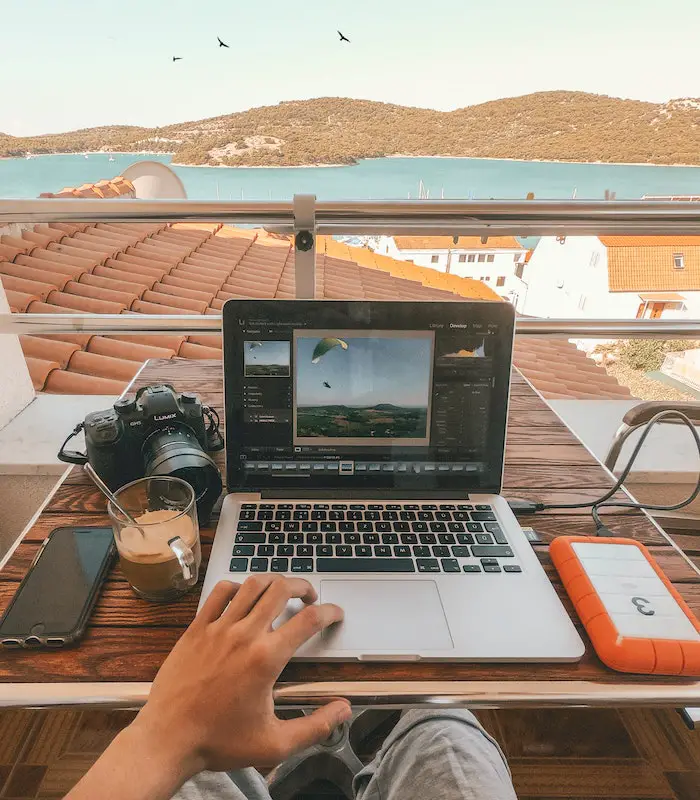 freelancer-working-outdoors-laptop-software-tools.jpg