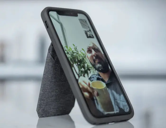 iphone-on-slim-wallet-stand