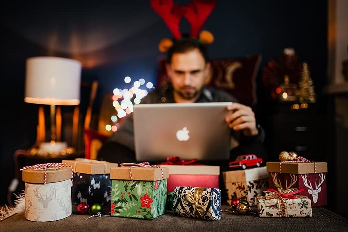 man-macbook-christmas-sales-ideas-sales-strategy.jpg