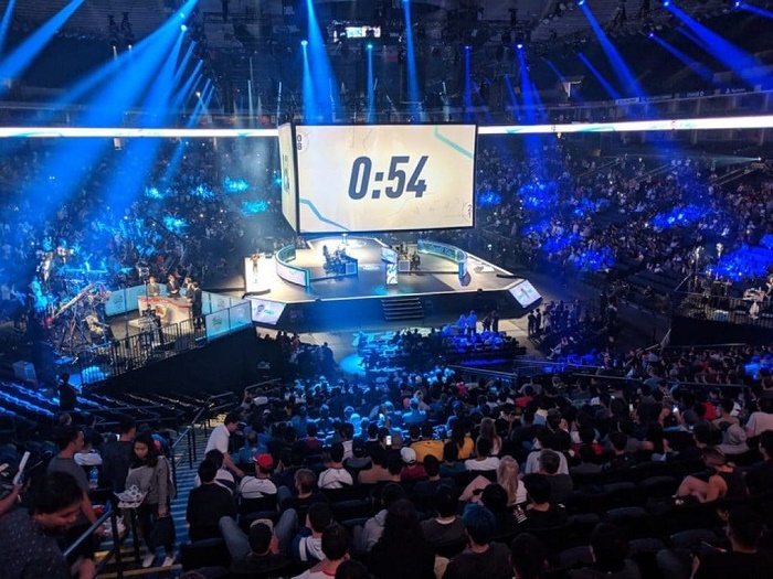 massive-esports-crowd-spectators-watching-an-tournament.jpg