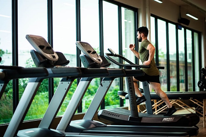 on_treadmill_casual_close-up.jpg