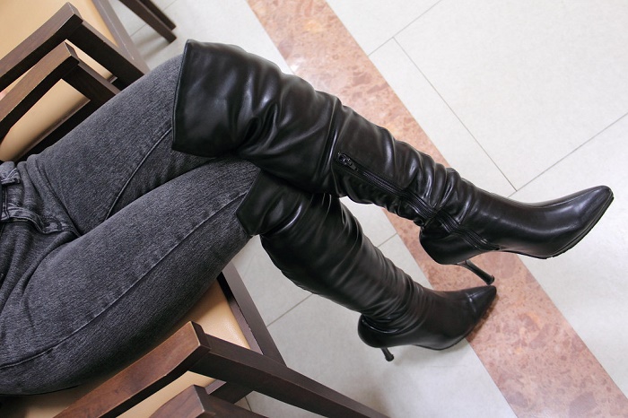 sexy_knee_high_boots_4abbe6661d_b.jpg