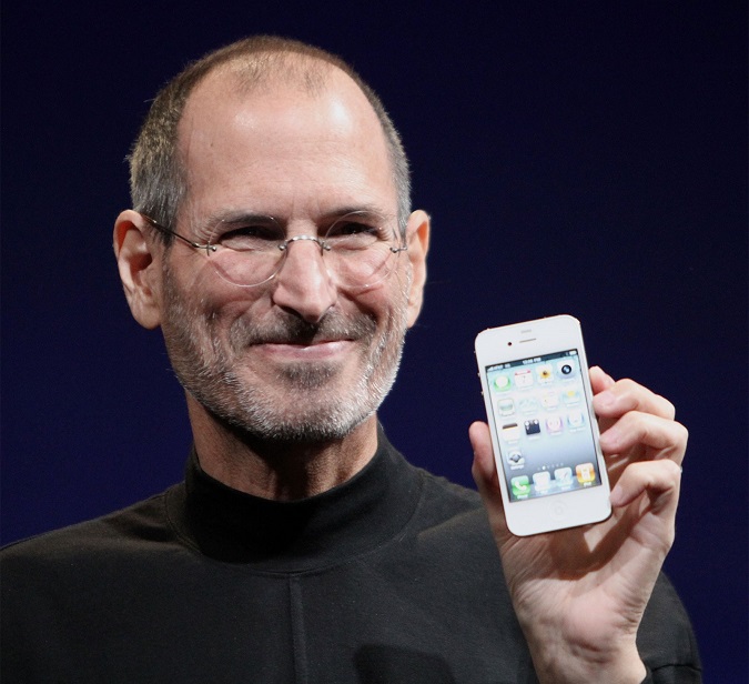 steve_jobs_introduced_the_iphone.jpg