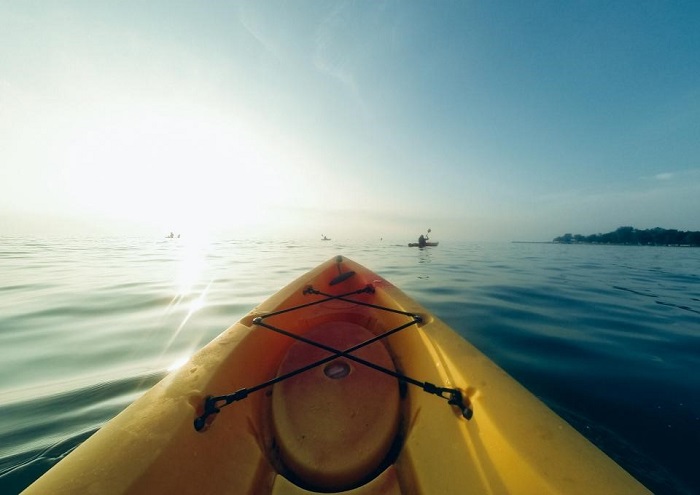 summer-outdoor_activities_kayak_on_lake.jpg